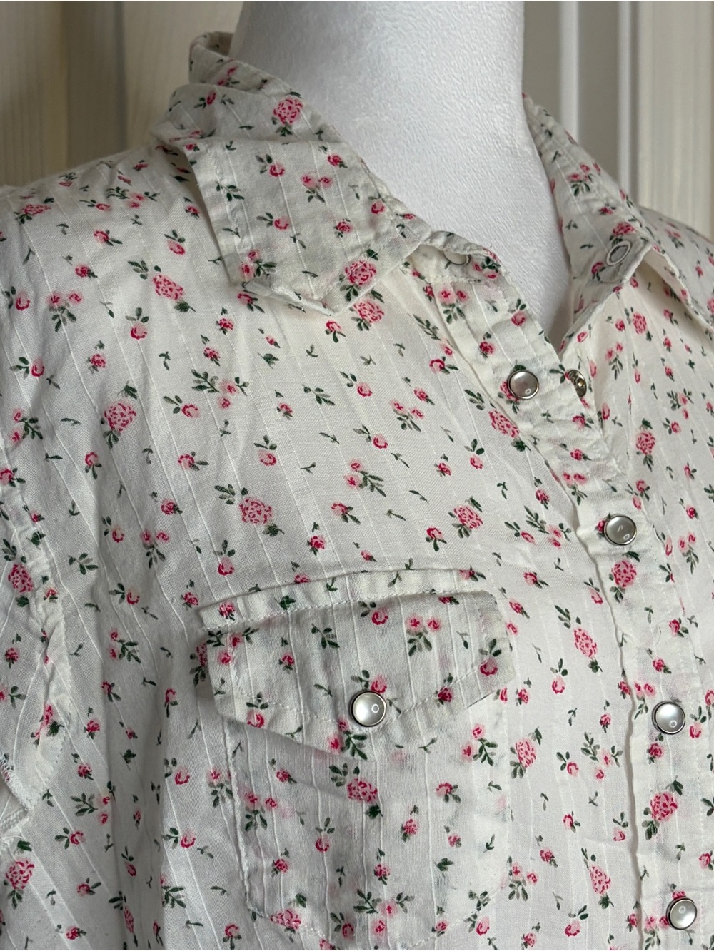 Vintage Arizona Jean Co White Button-Front Floral Shirt with Pink Roses